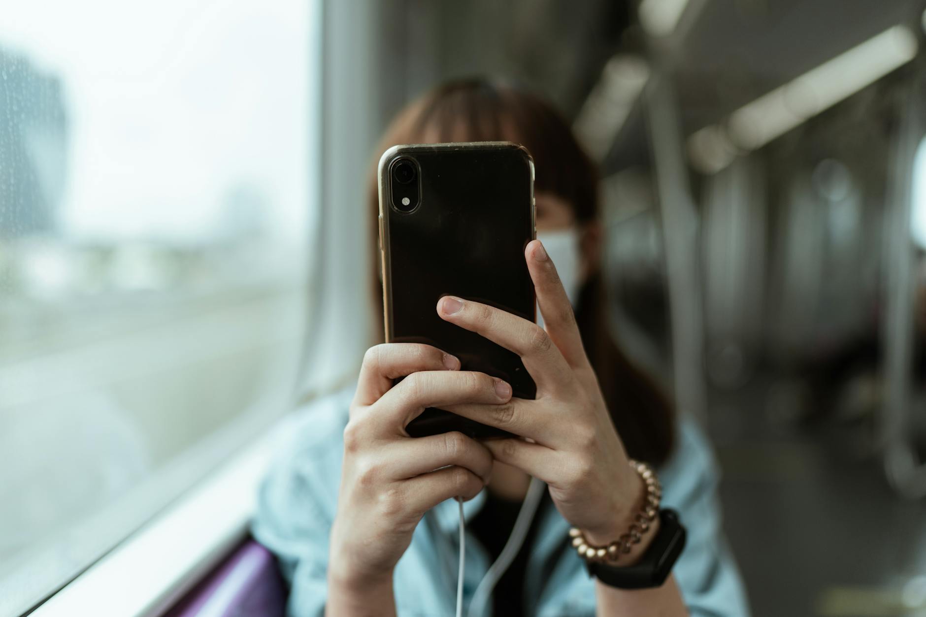 Using Copilot in Outlook mobile on a smartphone to draft an email on the go