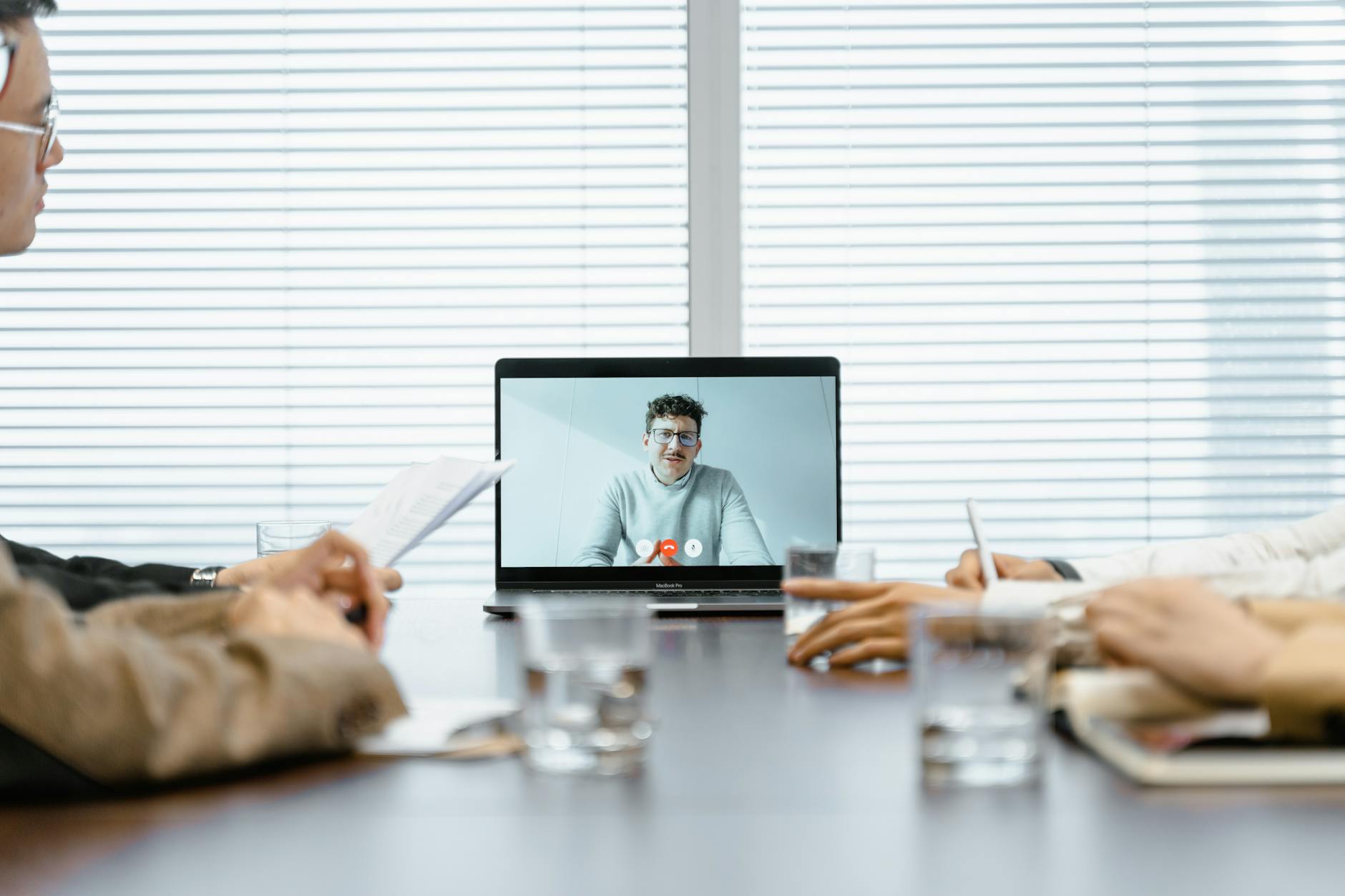 Presenting a PowerPoint deck in an online Teams or Zoom meeting from a laptop